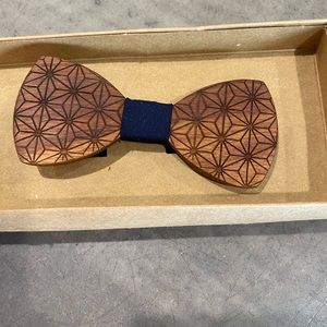 GENTLEMEN'S BOX wooden bow tie! Adjustable strap! NEW IN BOX!! So UNIQUE/RARE🤎
